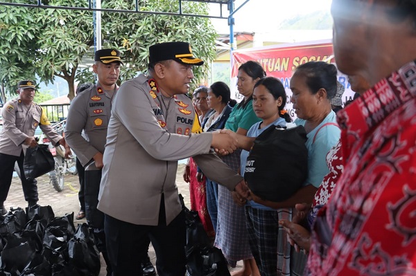 Kapoldasu Salurkan Bansos Kepada Korban Longsor Di Simangulampe