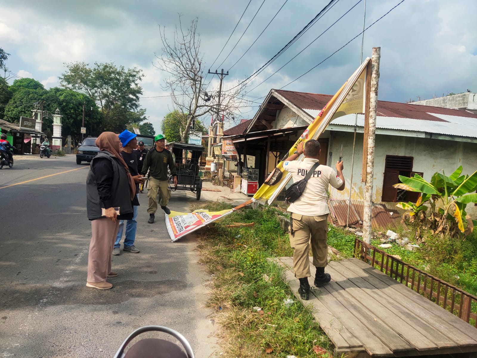Jelang Pemilu, Bawaslu Langsa Sapu Bersih APK