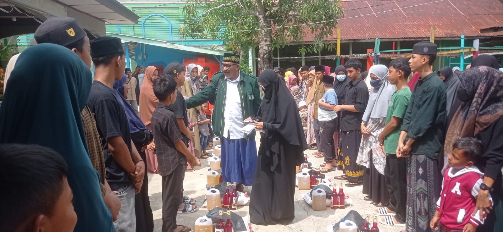 Pimpinan Pesantren Sabilul Ulum Santuni Anak Yatim Se-Manyak Payed