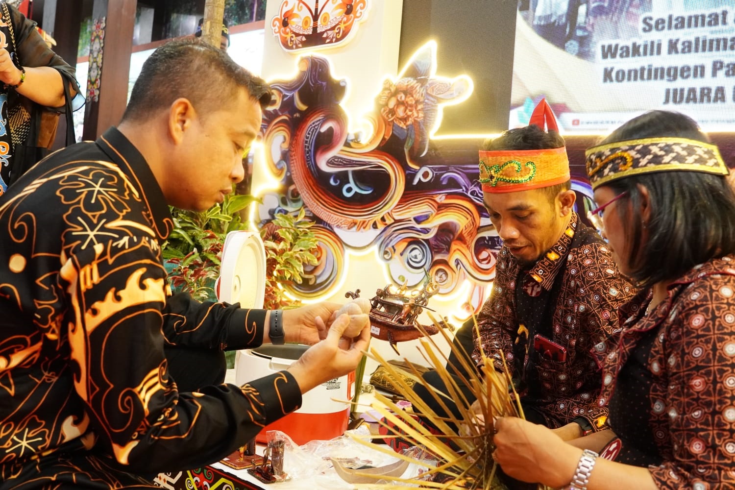 Pj Wali Kota Tinjau Stand UMKM Pada APEKSI XVII