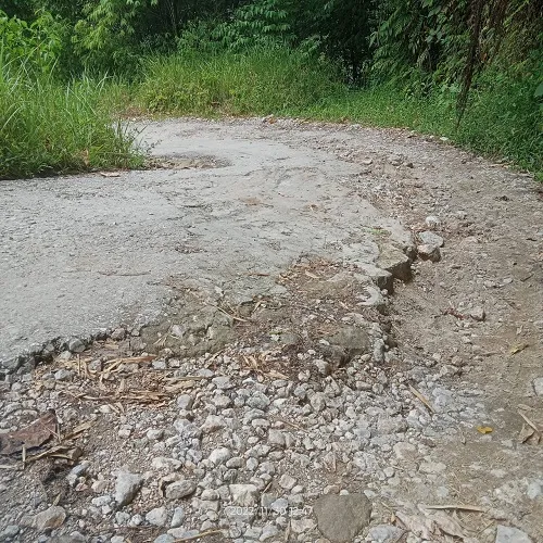 Jalan Menuju Desa Ujung Teran Kecamatan Tiga Lingga Memprihatinkan