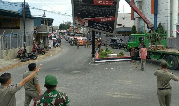 Satpol PP P.Siantar Tertibkan Plank Reklame Tidak Berizin