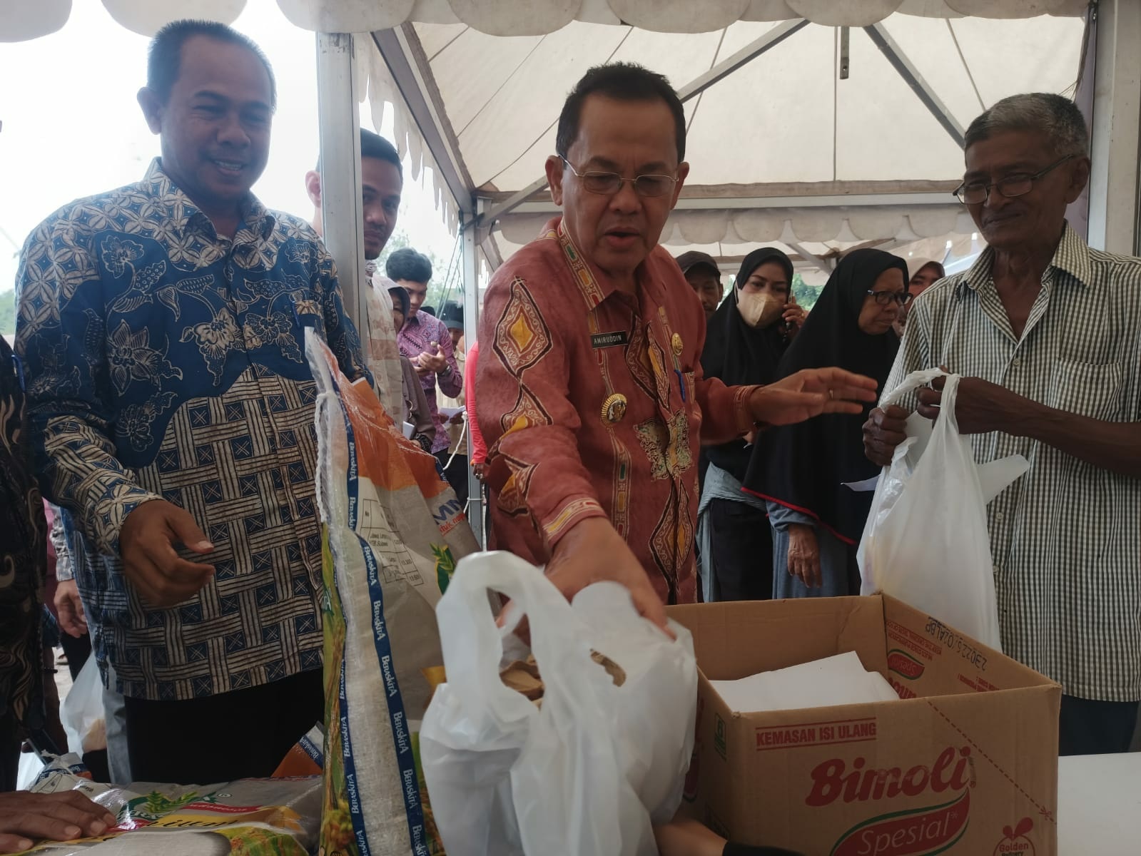 Amiruddin Tinjau Pasar Murah Di Ulee Kareng