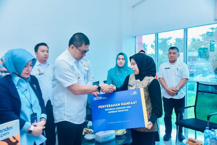 Pj Bupati Batubara Serahkan Asuransi Alm Kadis Dukcapil