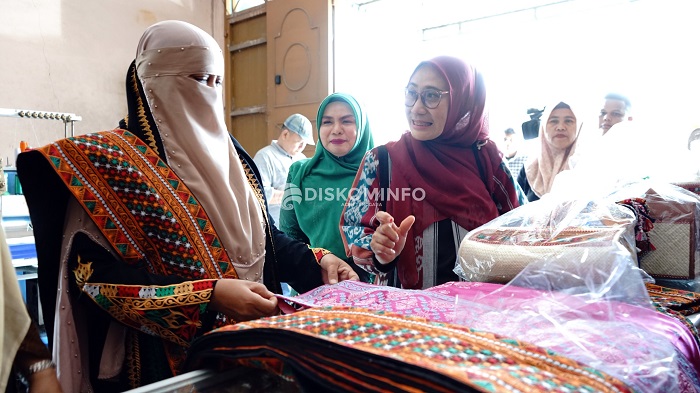 Pj Ketua Dekranasda Agara Kunjungi Perajin Pakaian Motif Alas