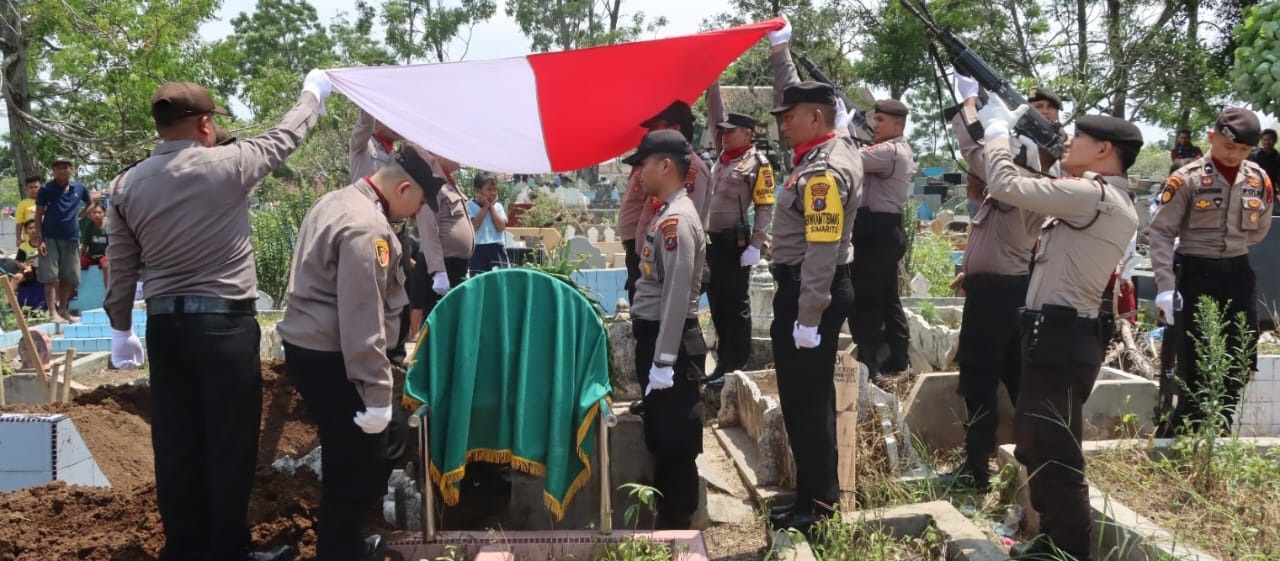 Personel Polres Bengkalis Dimakamkan Dengan Tradisi Kepolisian