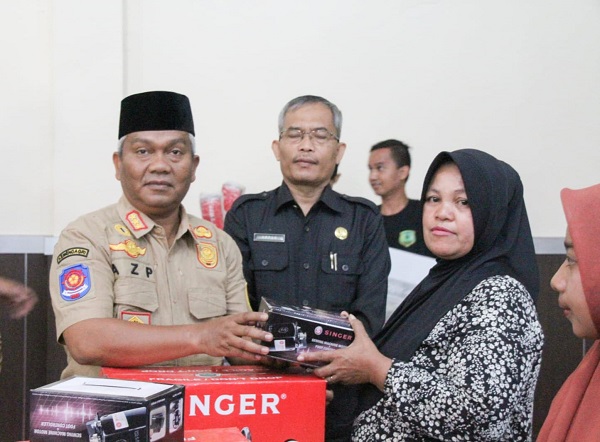 Ahmad Zarnawi Serahkan Alat Usaha Pelaku UKM