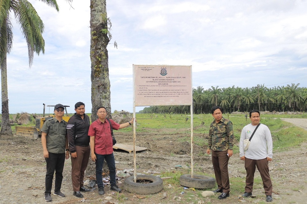 Penyidik Kejari Abdya Cek Plang Penyitaan Lahan PT CA Yang Diduga Hilang