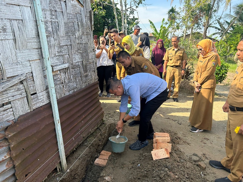 Pj Wali Kota Hadiri Ground Breaking RTLH Di Kecamatan Bajenis
