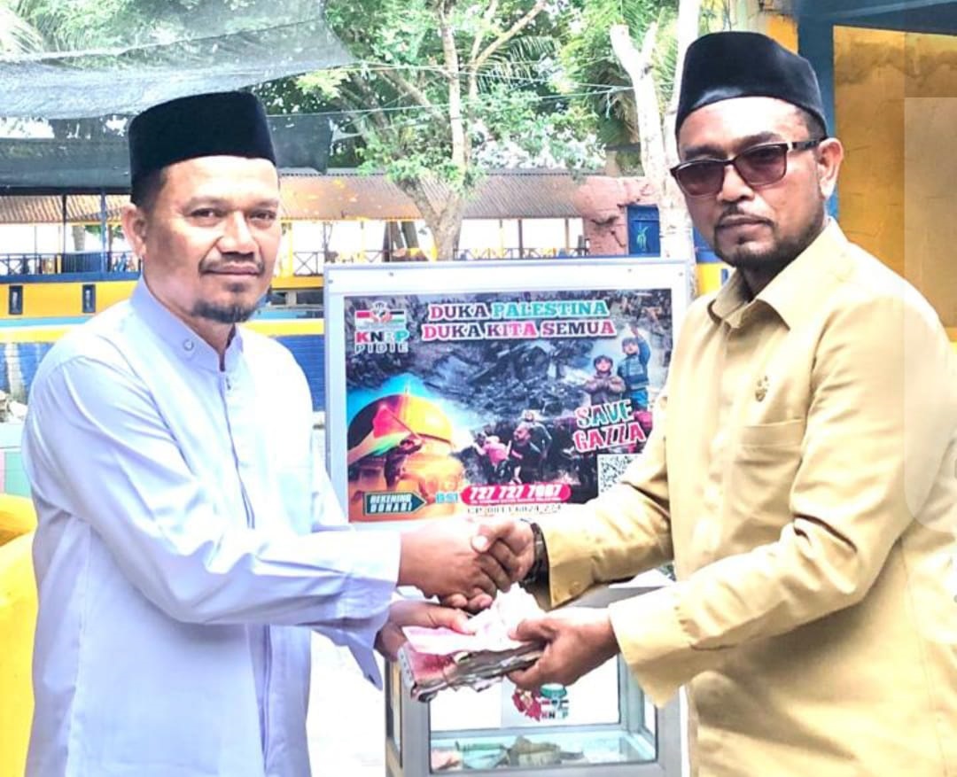 Pengunjung Water Park Kelapa Satu Sigli Serahkan Infak Palestina