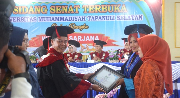 Rektor UM Tapsel Wisuda 417 Mahasiswa