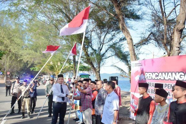 Pj. Wali Kota Sabang Canangkan Gerakan Pembagian 10 Juta Bendera Merah Putih