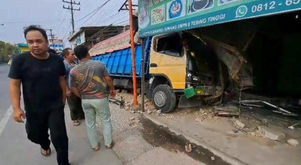 Truk Kernel Sawit Tabrak 2 Unit Ruko Di Tebingtinggi