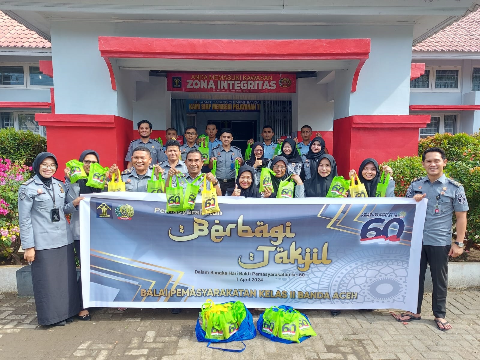 Warga Terima Takjil Sambut HBP Ke-60 Dari Bapas Banda Aceh