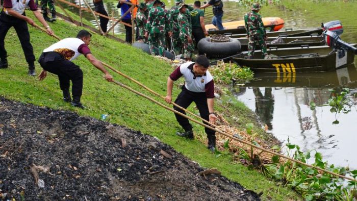 Ratusan Prajurit TNI Dan Polri Bersihkan Sungai Di Banda Aceh