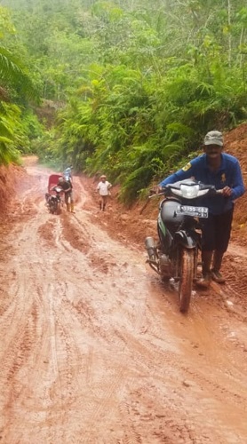 Warga Kecewa, Jalan Hancur Lebur Dikerjakan Tahun Depan