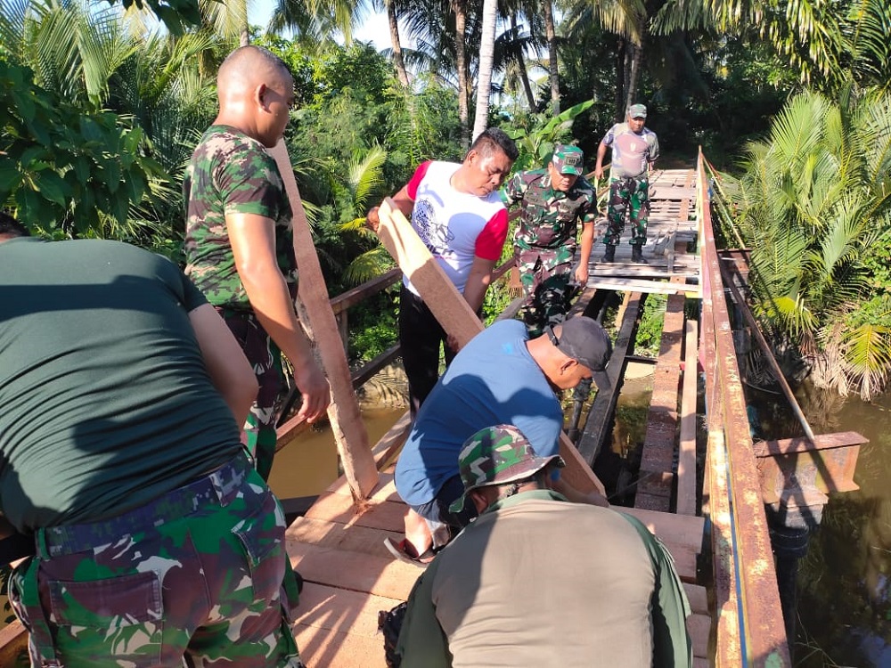 TNI AD Renovasi Jembatan Akses Sentral Pertanian