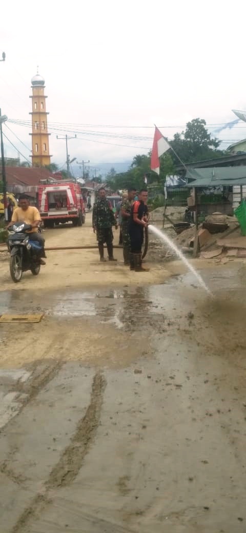 Pemkab Agara Bersihkan Lumpur Di Tiga Lokasi