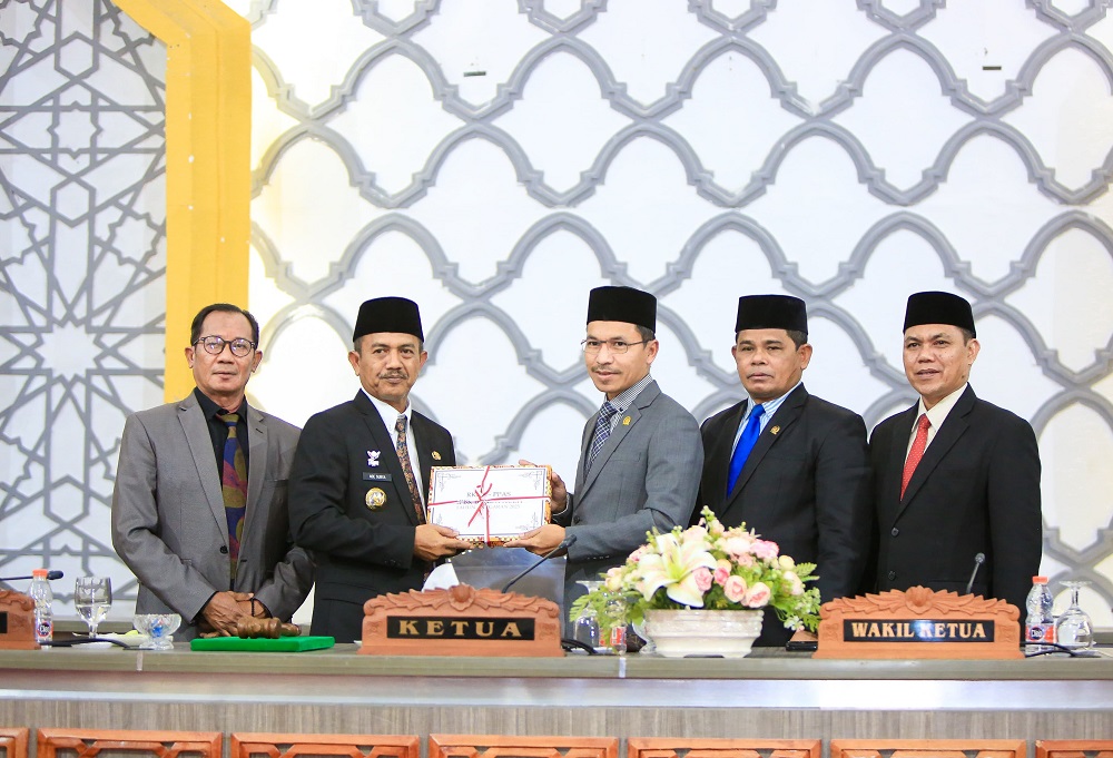 Pj Wali Kota Banda Aceh Serahkan KUA PPAS 2025 Ke Dewan