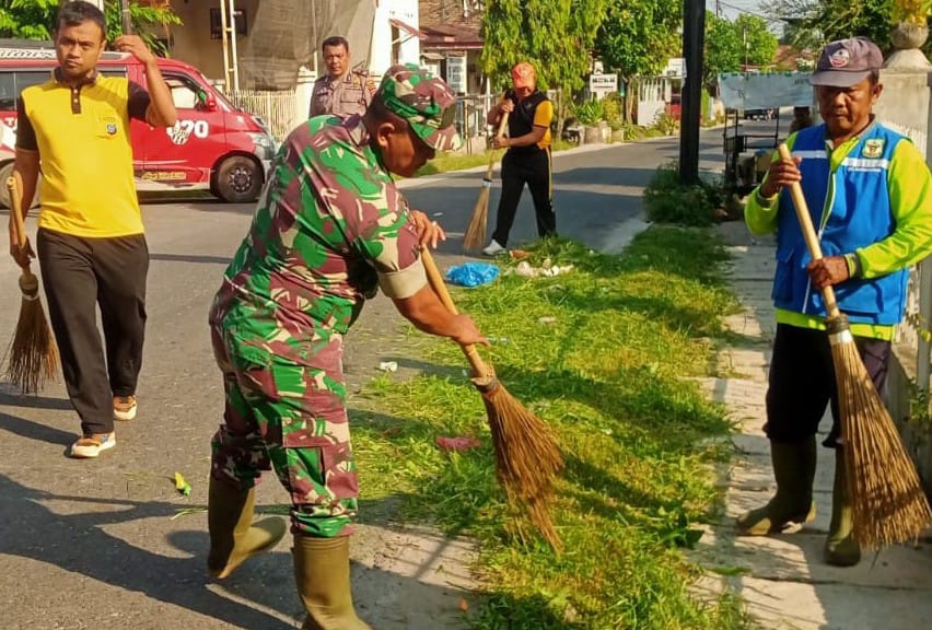 Polsek Siantar Marihat Gotong Royong Bersama Forkopimca