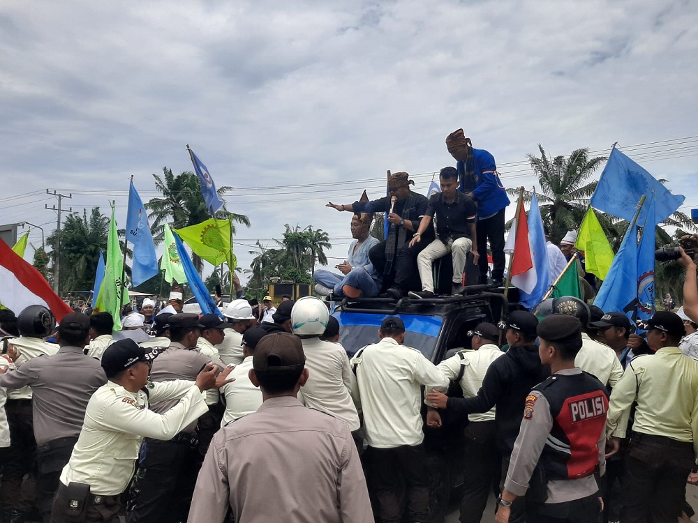 Unjuk Rasa KNPI Dan KSPSI Di KEK Sei Mangkei Nyaris Ricuh