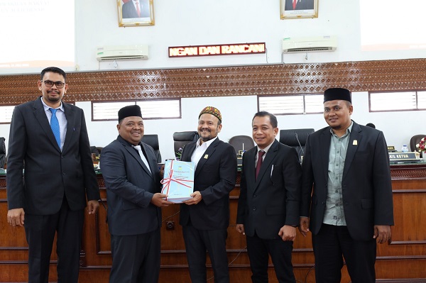 Pj Bupati Aceh Besar Sampaikan Pengantar Nota Keuangan Dan Qanun