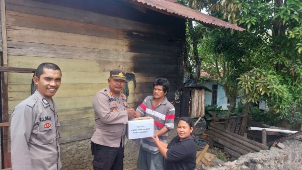 Kapolsek Pangururan Salurkan Bantuan Kepada Warga Korban Kebakaran