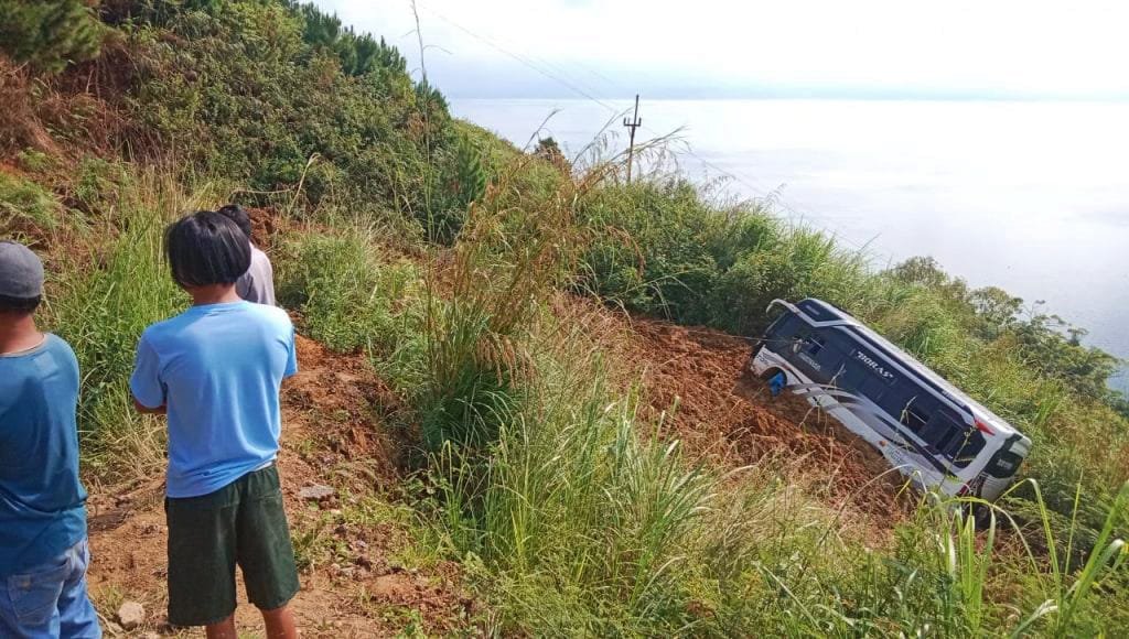 Bus Terseret Longsor, 1 Tewas