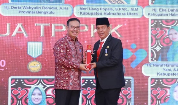 Bupati Simalungun Terima Penghargaan Manggala Karya Kencana