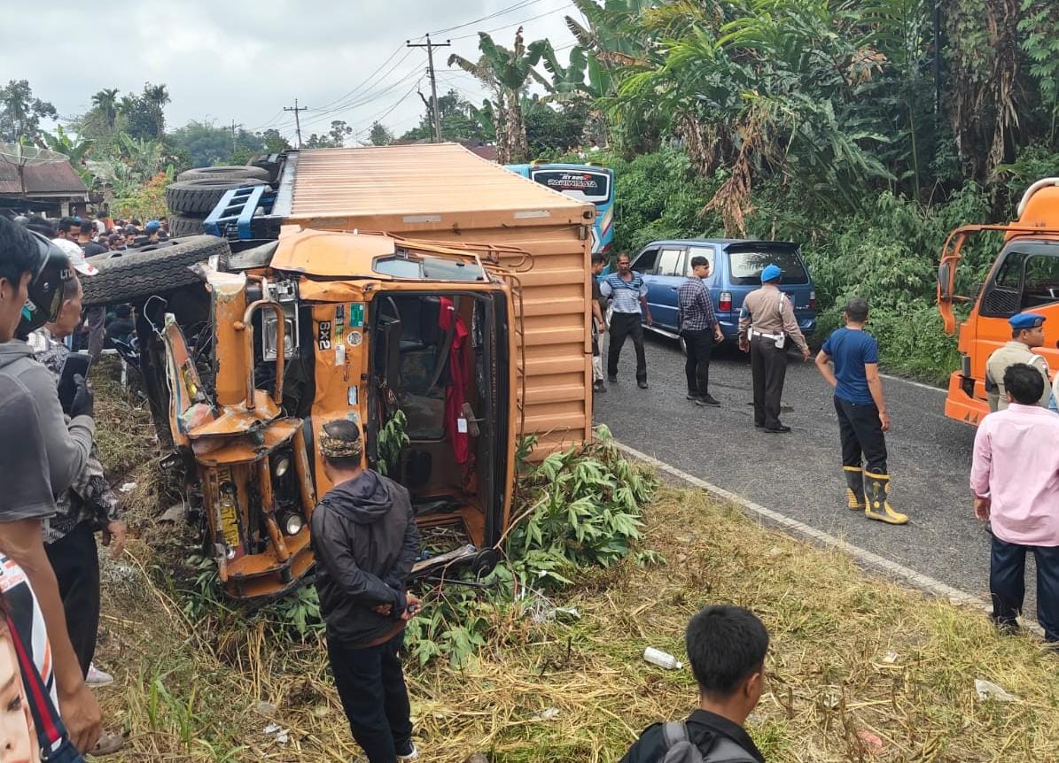 Tabrakan Beruntun Di Jalan P.Siantar - Raya, 6 Tewas 4 Luka-luka