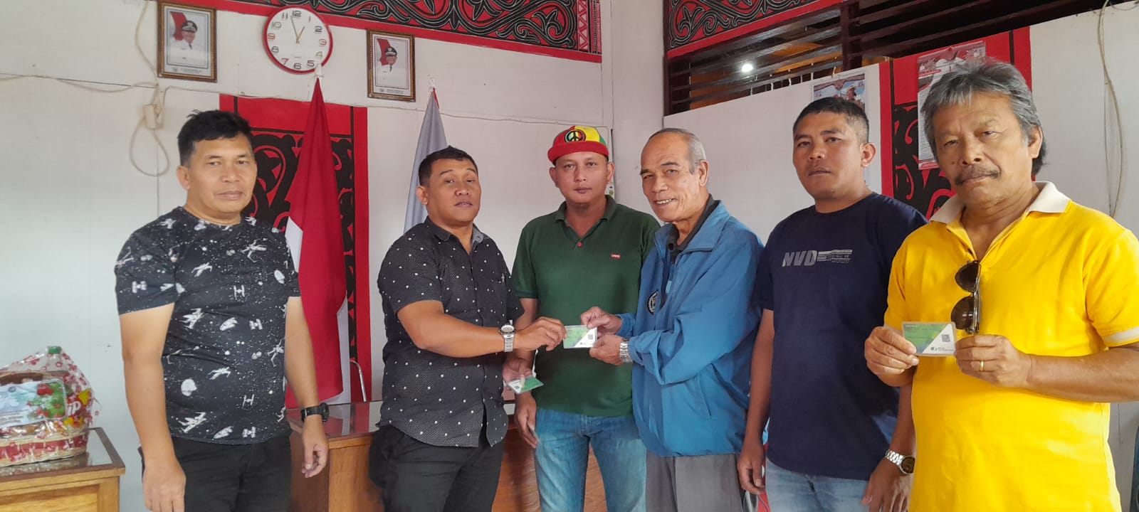 12 Anggota PWI Bonapasogit Terima Kartu BPJS Ketenagakerjaan