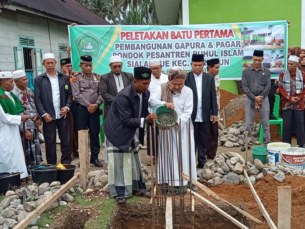 Abdul Manan Apresiasi Pembangunan Gapura Dan Pagar Ponpes Ruhul Islam Sialambue