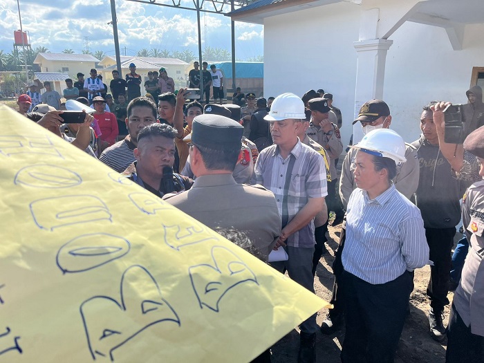Duga Izin Tidak Beres, Warga Desa Asam Jawa Demo PKS PT TSSP