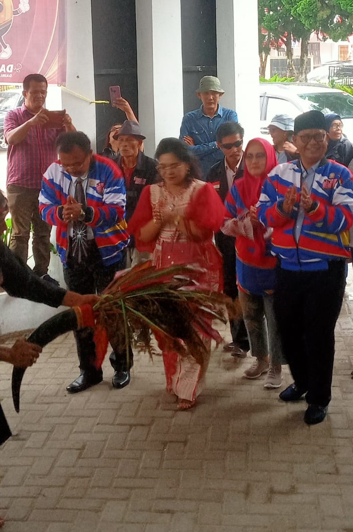 Pendaftar Pertama Paslon Bupati Dan Wakil Bupati Dairi Disambut Tarian Era Era