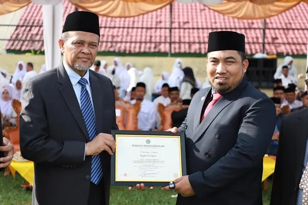 Pj Bupati Aceh Besar Terima Penghargaan Dari Kemenag RI