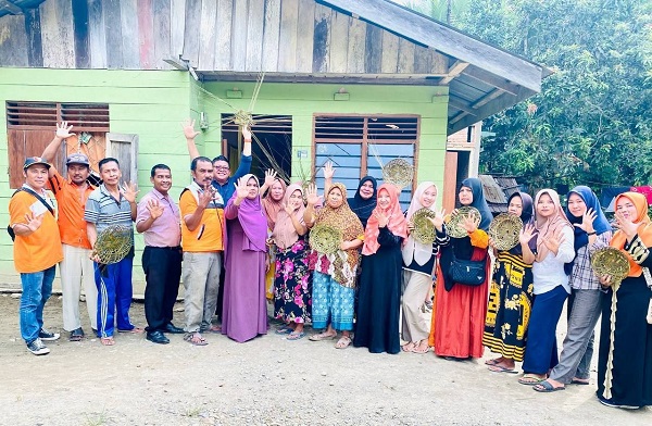 Kuatkan Ketahanan Keluarga, Nova Fasilitasi Pelatihan Pembuatan Piring