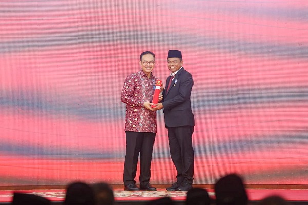 Bupati Dan Ketua TP PKK Sergai Terima Penghargaan Manggala Karya Kencana
