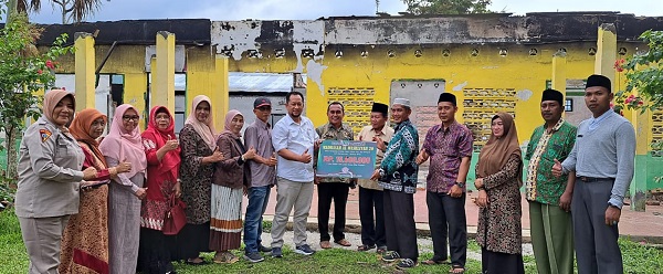 Alumni SMAN 1 Seirampah Serahkan Donasi Ke Al Washliyah Simpangempat