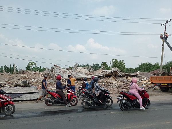 Lima Ruko Tiga Lantai Di Hamparan Perak Ambruk