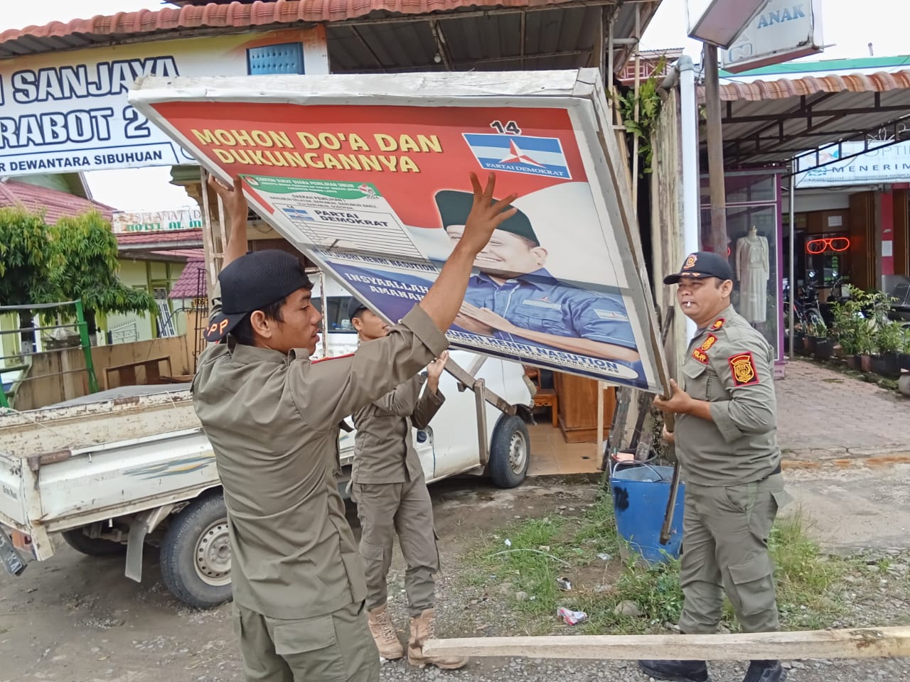 Memasuki Masa Tenang, Satpol PP Tertibkan APK Pemilu 2024