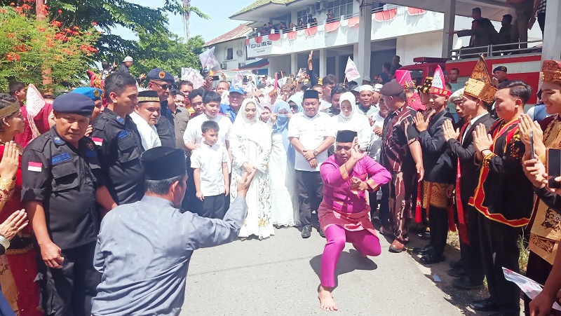 Ribuan Massa Antarkan Maya-Jamri Ke KPU L.Batu