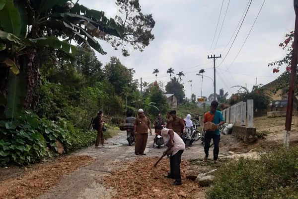 Pemerintah Kecamatan Timbun Jalan Rusak Dan Berlubang