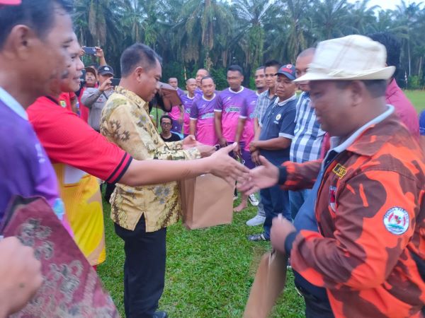 Bupati Dan Wabup Sergai Berbagi Batik