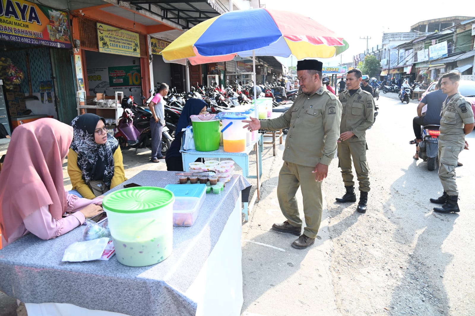 Satpol PP-WH Aceh Besar Tertibkan Lapak Pedagang Takjil