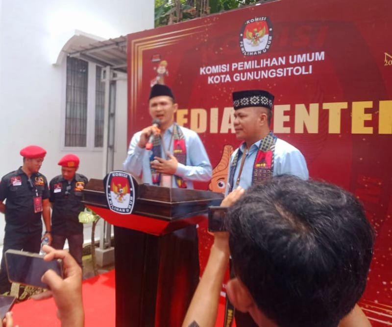 Pasangan Karya - Yunius Deklarasi Dan Mendaftar Di KPU Kota Gunungsitoli