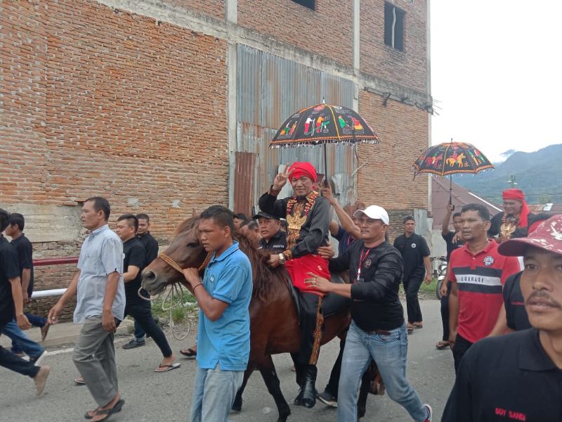 Raidin - Syahrizal Tunggangi Kuda Daftar Ke KIP Agara