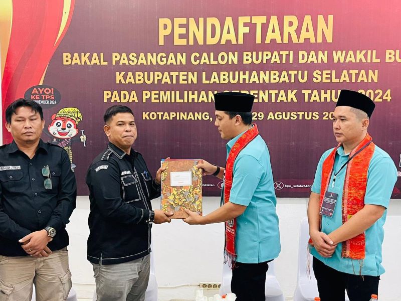 Ari-Sazali Daftar Ke KPU Labusel