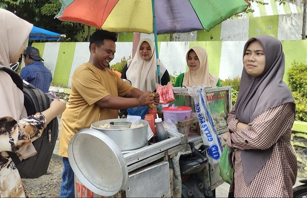 Berhenti Dari Guru, Sukses Jualan Bakso