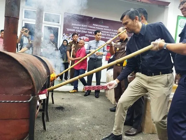 204.460 Batang Rokok Ilegal Dimusnahkan