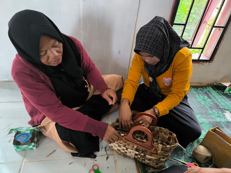 Berdayakan Kelompok PKK Desa Alue Ie Puteh Olah Sumber Daya Alam Jadi Produk Tas